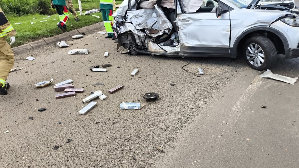 Dois homens são presos tentando furtar droga que ficou espalhada na pista após acidente na BR-277