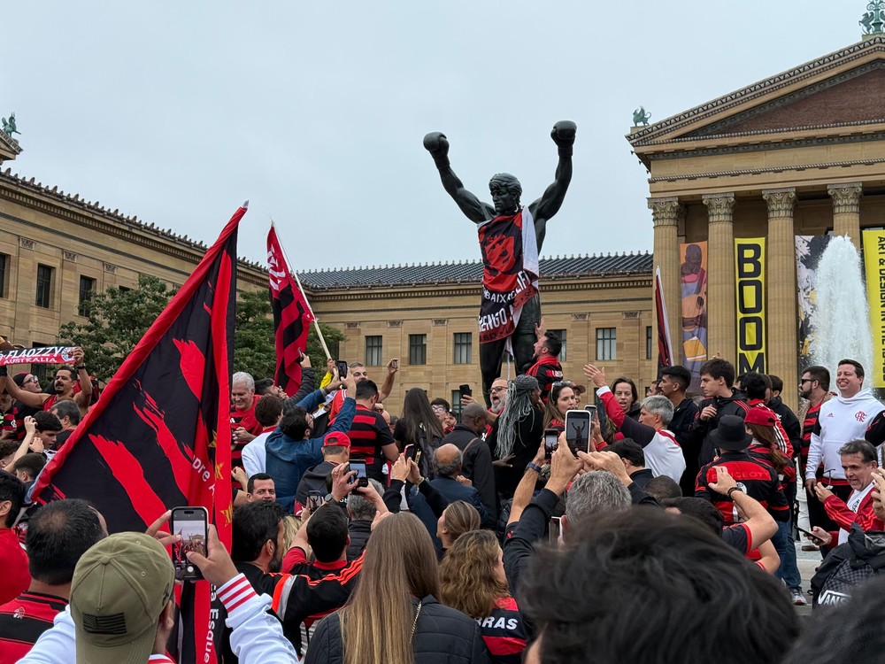 Torcida do Flamengo faz festa em estátua de Rocky Balboa antes da estreia na Copa do Mundo de Clubes