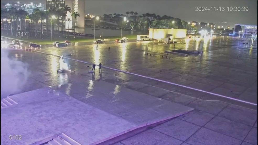 Homem detona explosivos em frente ao STF