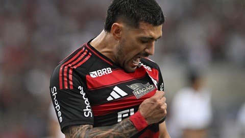 Arrascaeta marca, Flamengo vence o Bahia e é líder do Brasileirão