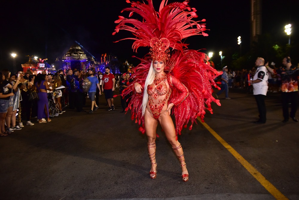 Gaviões da Fiel desliga Ana Paula Minerato, musa da escola, após fala racista.